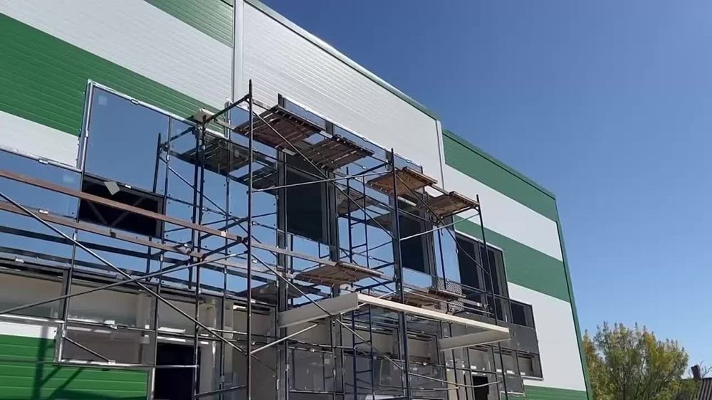 Два спорткомплекса в первой и второй школах Геническа завершат уже в октябре