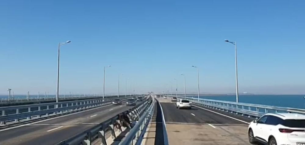 Марат Хуснуллин: Хорошие новости от дорожников! На 18 дней раньше намеченного срока полностью восстановили Крымский мост и открыли движение автомобилей по всем четырем полосам