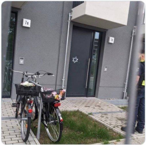 ����, � ������� ����� �����, ������ ���������� ������� ������ � �������, ����� �The Jewish Chronicle�