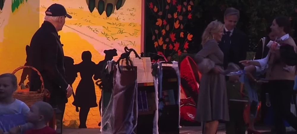 Костюмы нечисти: дети Блинкена оделись в Зеленского и во флаг Украины на Хэллоуин