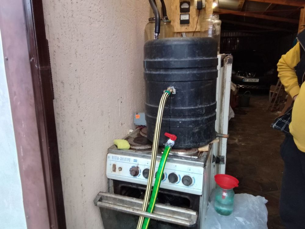 В пгт Лазурное пресечена попытка незаконного производства алкоголя