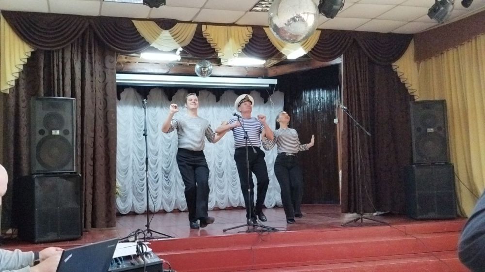 Сегодня, 03 ноября, в Лазурненском доме культуры состоялся праздничный концерт приуроченный ко Дню народного единства при участии заслуженных артистов ХОРАМДТа