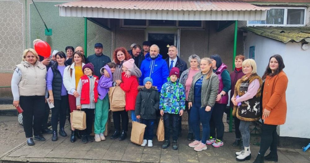 Дети во Владимиро-Ильинке подготовили концерт для пенсионеров и получили подарки