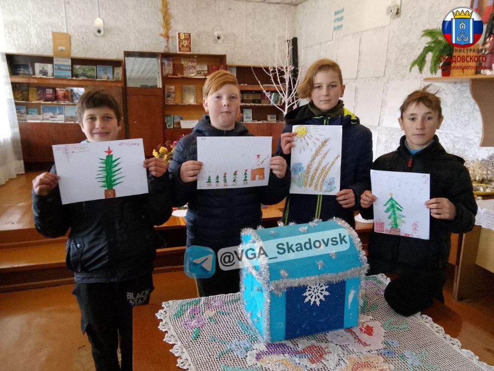 Письмо Деду Морозу!. В библиотеке ДК ТУ Лазурное, состоялся "Круглый стол", где каждый желающий смог прийти и написать письмо Деду Морозу