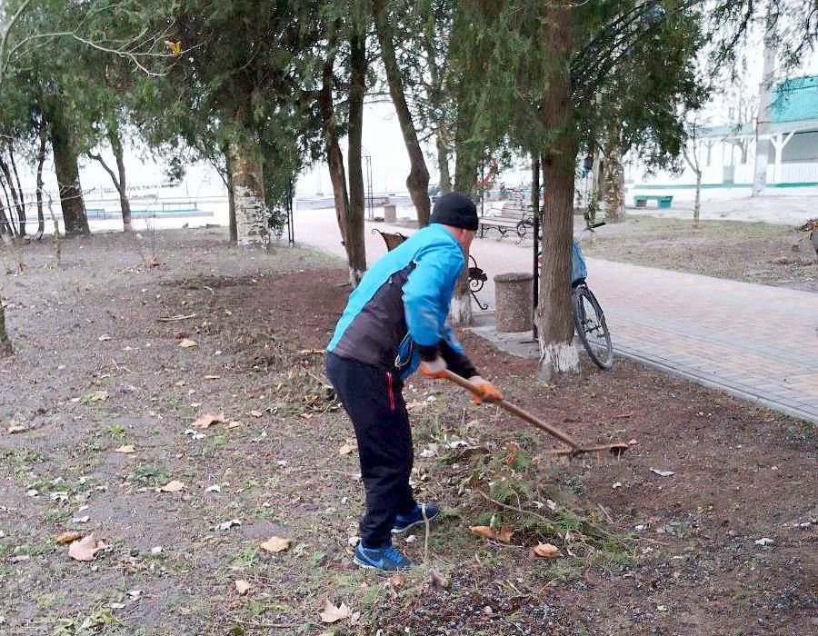 ПОДГОТОВКА К ЗИМЕ. . Декабрь вступил в свои права. «Херсонводоканал» совместно со Скадовским МУП «Водное хозяйство» участвует в подготовке к зиме скверов, газонов, зелёных насаждений на центральных улицах Скадовска