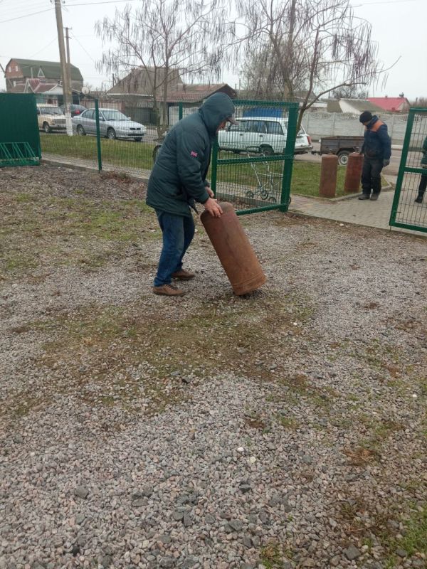Гражданам пгт. Лазурное раздали баллонный газ