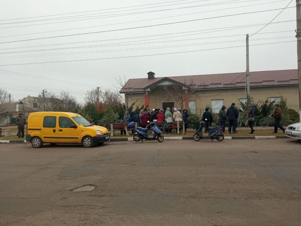 Жители пгт. Лазурного получили гуманитарную помощь