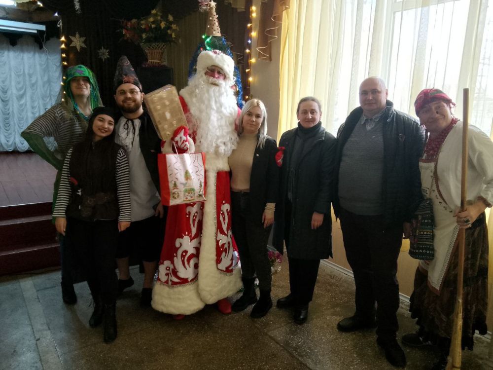 Сегодня 27 декабря в Лазурненском Доме культуры артисты Херсонского музыкально-драматического театра провели развлекательное мероприятие для детей