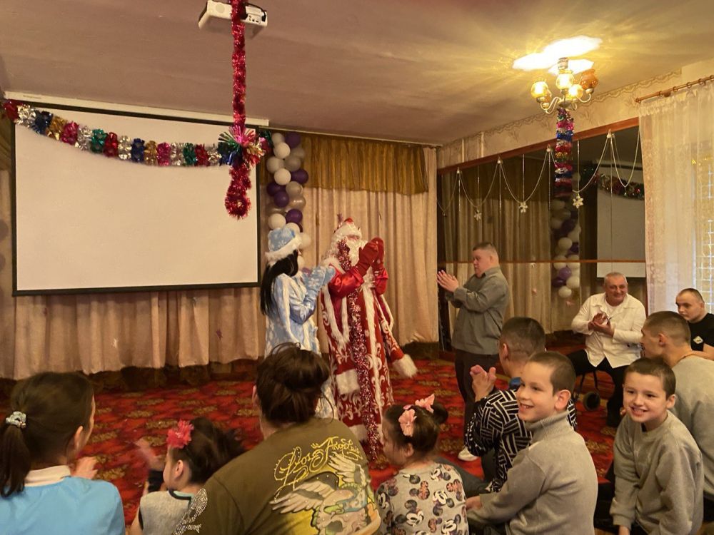 Депутаты и волонтёры «Единой России» поздравили с наступающим Новым годом воспитанников двух детских учреждений в Скадовске