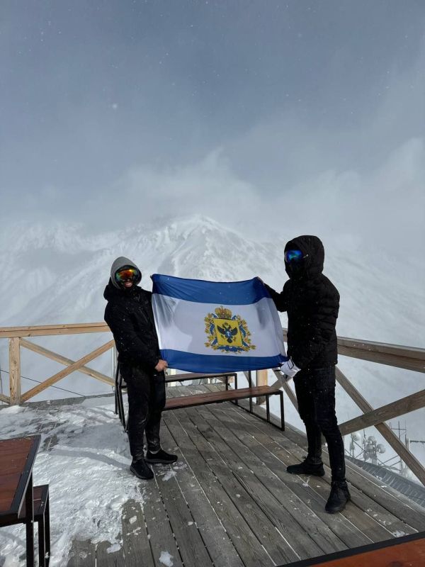 Херсонщина на высоте!. На вершине Эльбруса - высшей точки России и Европы - развернули флаг Херсонской области Наш герой, лидер регионального отделения Молодой Гвардии Единой России Давид Лобакин, передает всем привет с высоты 5,6 тыс. м над уровнем моря