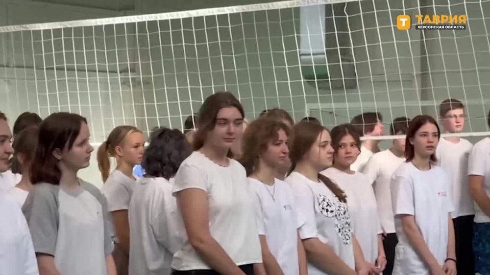 Сергей Кириенко и Владимир Сальдо приняли участие в открытии физкультурно-оздоровительного комплекса в Генической школе №2