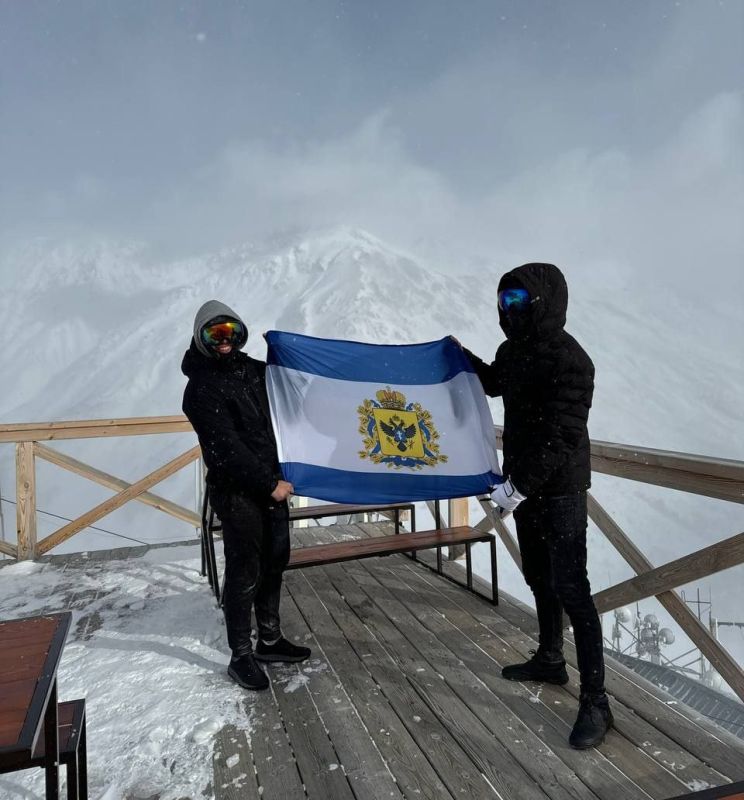 Херсонщина на высоте!. На вершине Эльбруса - высшей точки России и Европы - развернули флаг Херсонской области Наш герой, лидер регионального отделения Молодой Гвардии Единой России Давид Лобакин, передает всем привет с высоты 5,6 тыс. м над уровнем моря