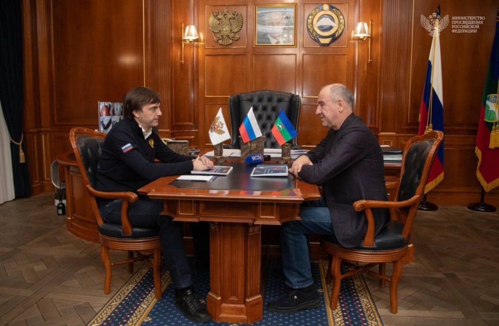 Министр просвещения встретился с главой Карачаево-Черкесии и посетил в столице республики школу, открывшуюся после капитального ремонта