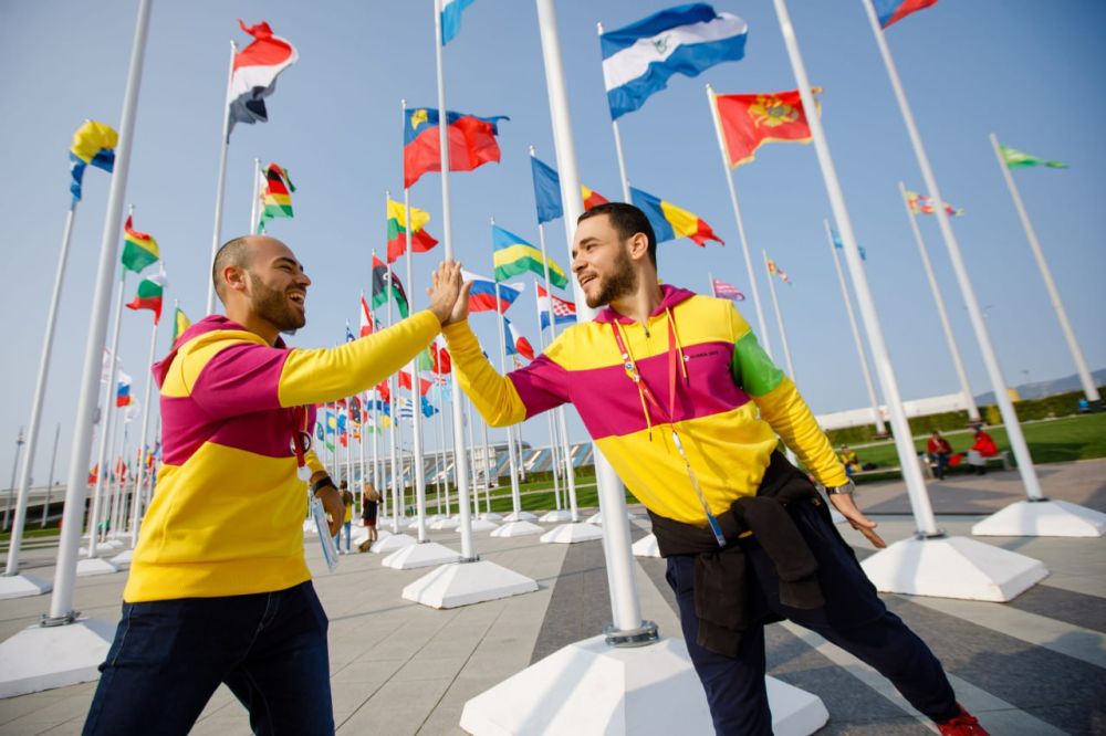 Пока "Весь мир отказался от России", на участие во Всемирном фестивале молодежи и студентов, который пройдет в марте этого года в Сочи, подали заявки 188 стран!