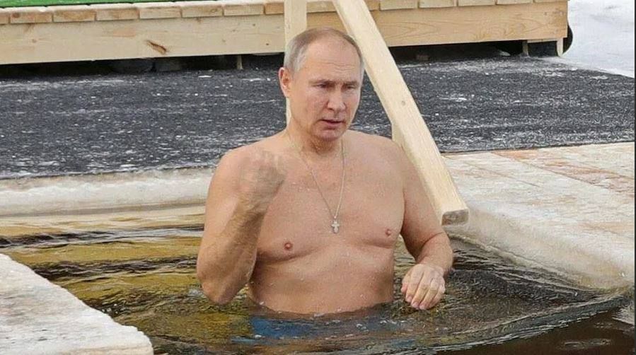 Президент России Владимир Путин сегодня утром традиционно окунулся в прорубь в праздник Крещения, сообщил пресс-секретарь главы государства Дмитрий Песков