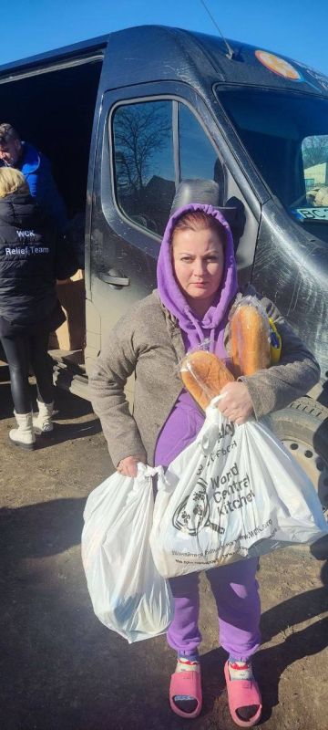 А на том берегу.... Продуктовые наборы, питьевую воду и сетки с овощами от World Central Kitchen получили 530 семей в п. Зимовник Камышанского стар. округа