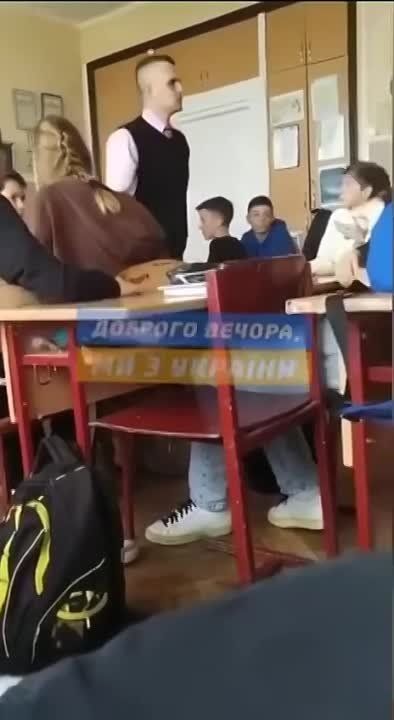 Сначала украинских детей обучают такие «педагоги», как на первом видео, а потом из них вырастают такие «герои», как на втором видео