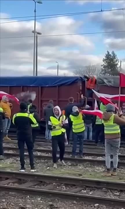 Поляки продолжают восставать Украины и начали протесты на железных дорогах