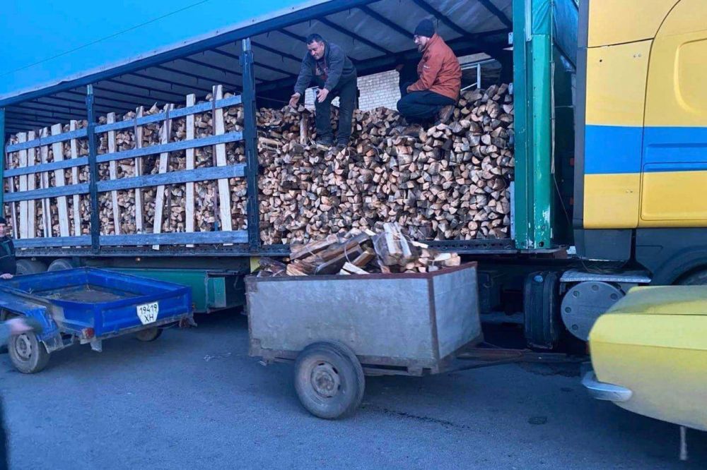 А на том берегу.... Волонтеры из Ровенщины привезли на Херсонщину дрова из Молочного Заречненской громады
