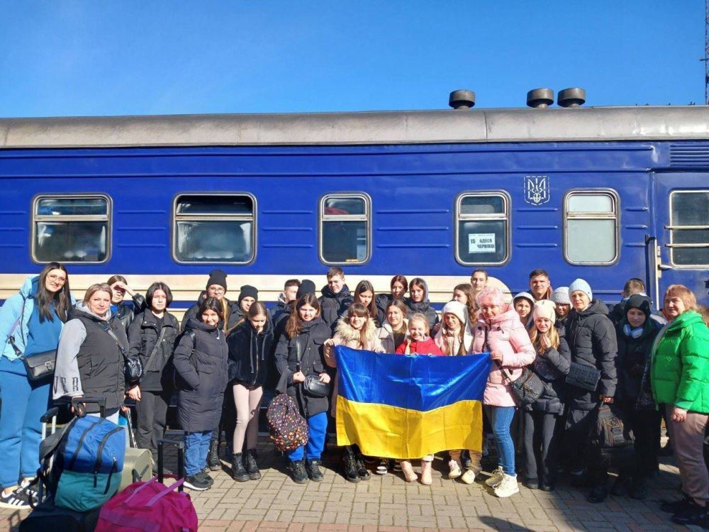 А на том берегу.... Вчера 69 детей в сопровождении 11 взрослых выехали с правобережной Херсонщины на временное пребывание в Румынию