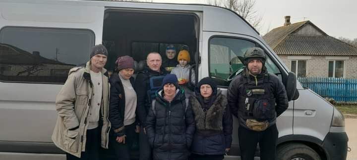 А на том берегу.... На правобережной Херсонщине продолжается отток населения Волонтеры эвакуировали еще 12 жителей из Бериславской общины. Пожилые люди, которые жили в Бериславе и Томарино выедут в более безопасные регионы страны