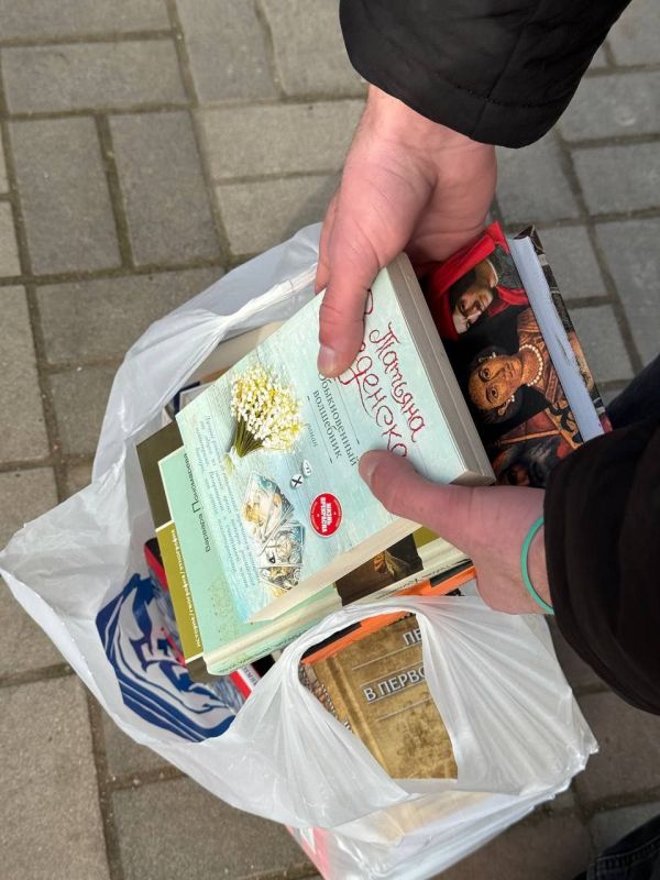 Давид Лобакин: Вместе с нашей командой мы осуществили пополнение книжного фонда открытых библиотек Единой России в Геническом парке культуры и отдыха