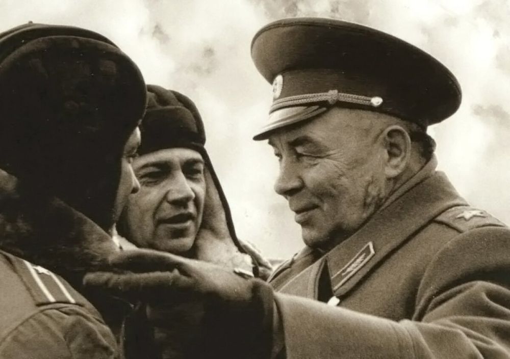 ���������� �����: ���� ������ ���������. 4 ����� 1990 ���� �� ����� ������� ����������� ��������� - �������� �����, ������������ �������������, ������������ ���