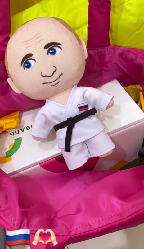 В Сочи на Всемирном молодёжном форуме гостям начали раздавать плюшевые игрушки в виде Путина, участники назвали игрушку Путяш