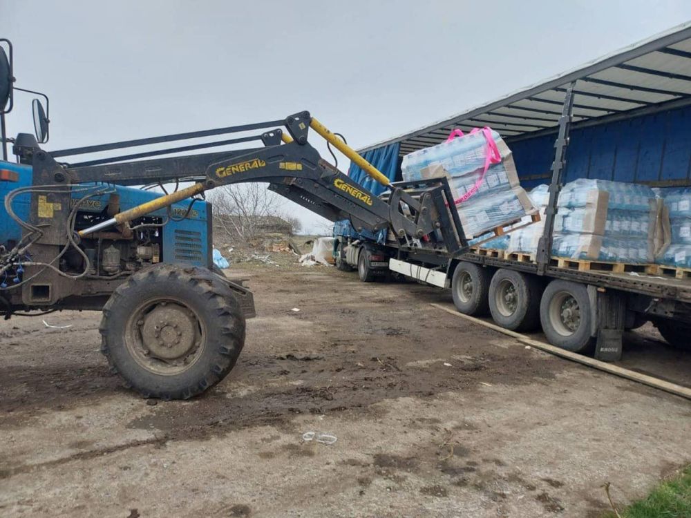 А на том берегу.... Правобережье Херсонщины: новости гуманитарки Питьевую воду получили жители Бериславской общины. Волонтеры БФ "Stabilization Support Services" доставили груз с питьевой водой