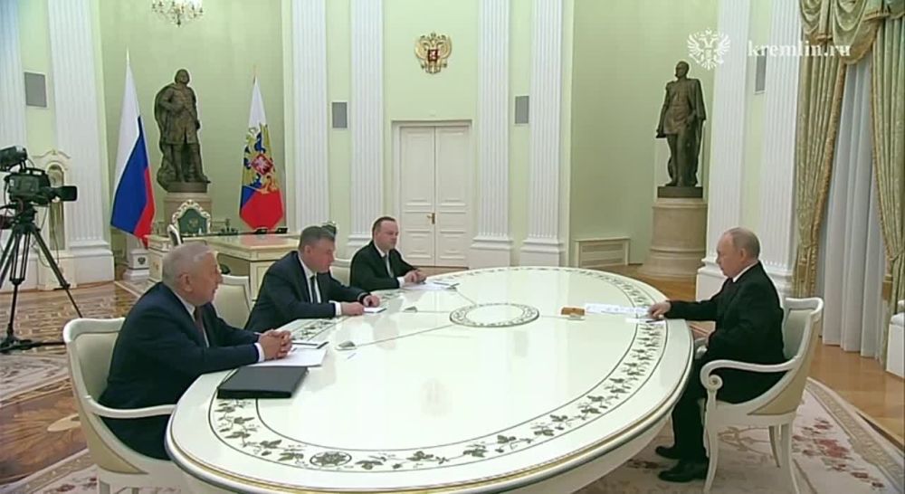 � ������ �������� ������� ��������� ������ � �����������, ������������������ �� ������� ���������� ���������� ���������, � ����������� ���������� (������ ����), �������� ������� (����) � �������� ����������� (����)