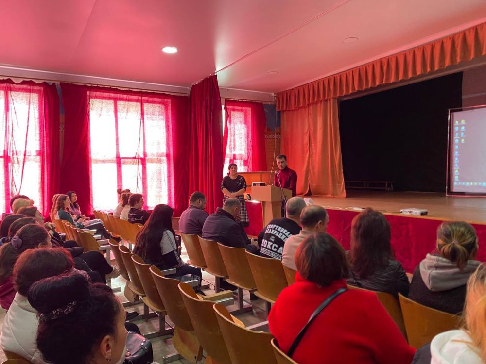 Рамиль Замалетдинов: По приглашению Руководителя рабочей группы шеф-региона Республики Адыгея в Геническом районе Хотко Хизира Нурбиевича, принял участие во встрече с жителями пгт. Новоалексеевка и родителями учеников местной школы