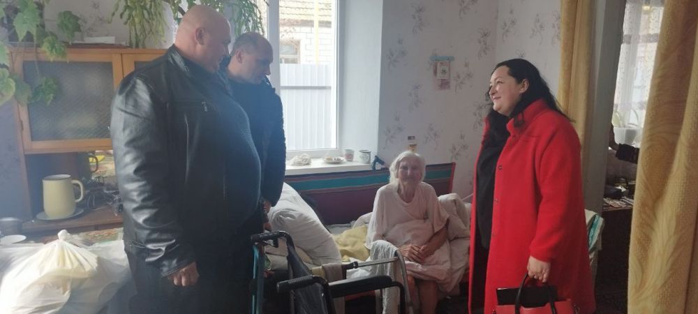 Жительница Скадовска, Тамара Бартюк, обратилась с просьбой в отделение партии «Единая Россия» к депутатам Оксане Ковалёвой и Андрею Шуляку о помощи в приобретении инвалидной коляски для её 93-летней мамы Надежды Бартюк