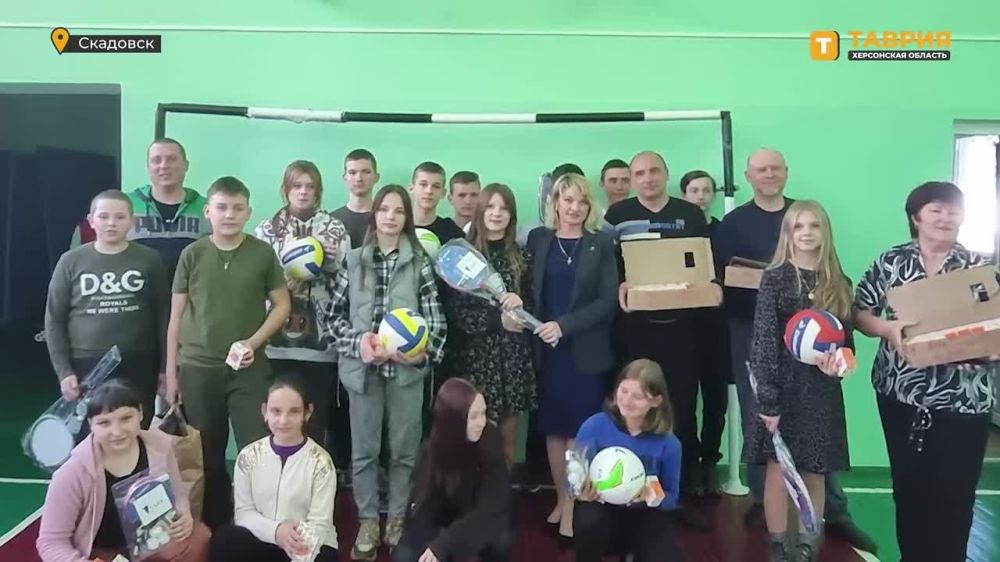 Участники гуманитарной миссии "Единой России" в Херсонской области привезли спортивный инвентарь в школу Скадовского округа