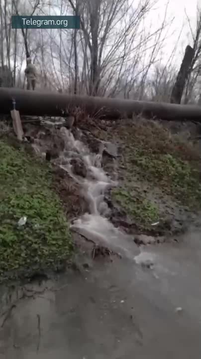 В Новотроицке произошел перелив через защитную дамбу, жителей эвакуируют