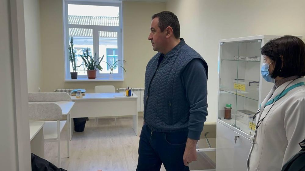 Министр здравоохранения Кабардино-Балкарии Рустам Калибатов высоко оценил оснащение отремонтированных медучреждений Скадовского района