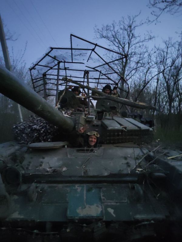 Даниил Безсонов: Участник обороны Славянска, а ныне старший механик танковой роты "Кот", передаёт привет с Херсонского направления после отработки украинских позиций на правом берегу