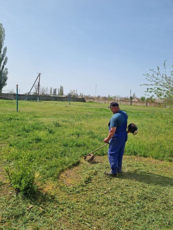 Чистота начинается с каждого из нас ! Под таким лозунгом продолжили приводить в порядок и благоустраивать территорию села Владимировка ТУ Лазурное Скадовского муниципального округа
