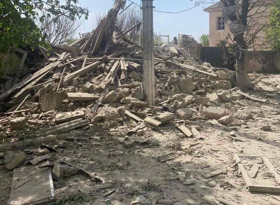 А на том берегу.... Берислав. Власти правобережья сообщили сегодня о прилете ФАБа "Удар прошелся по жилой застройке. Повреждено здание провайдера, аптека, жилой дом и др. гражданская инфраструктура