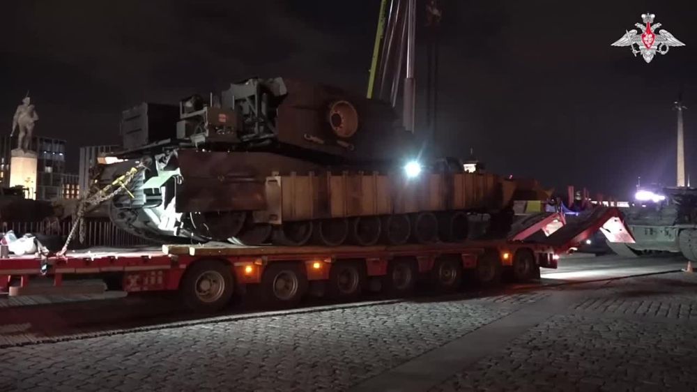 �� ����������� ���������� �������� ���������� ���������� � ������� ������� �� �� � ����� ������ �� ��������� ���� ��������� ���� M1 Abrams � ��������� ���������� ������ M1150 Assault Breacher Vehicle ������������ ���