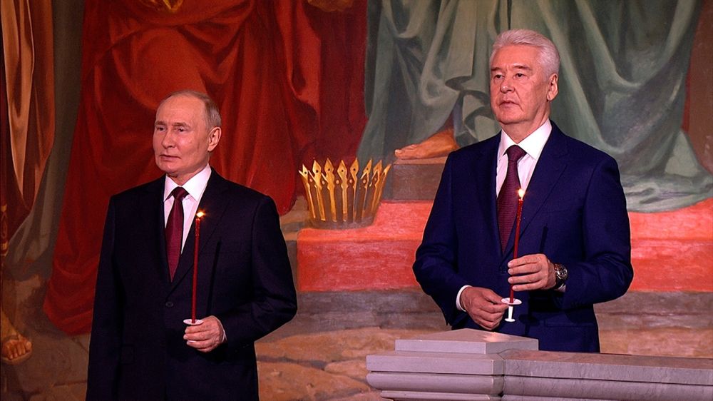 Путин и Собянин прибыли на богослужение в храм Христа Спасителя