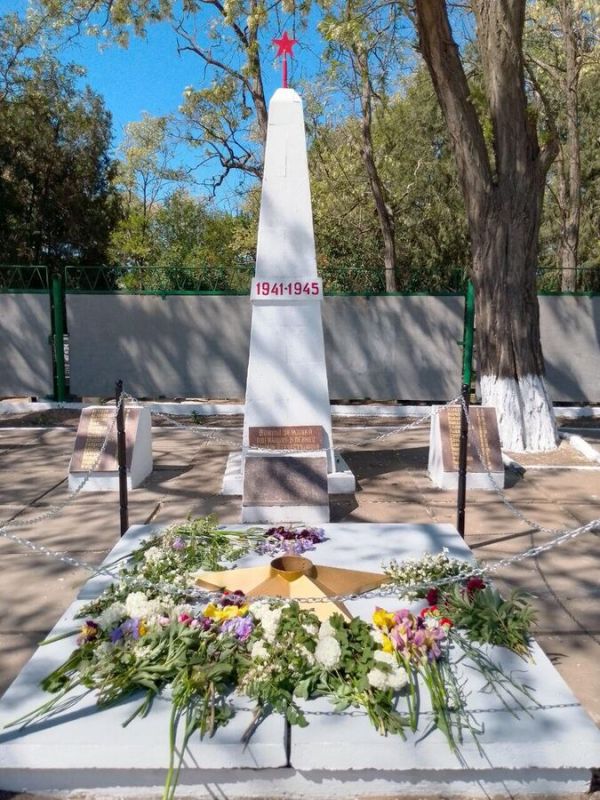 В поселке Брилевка Алешкинского округа зажгли Вечный огонь у памятника воинам