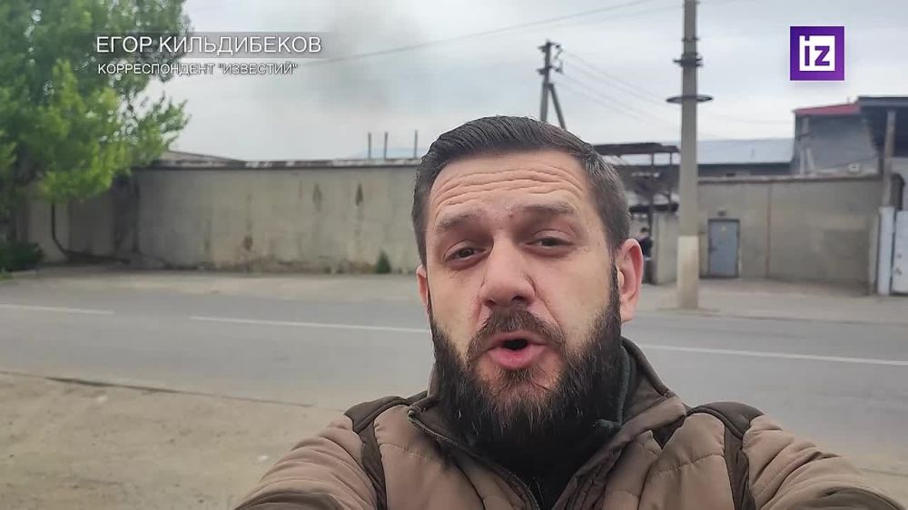 Возгорание на луганской нефтебазе после удара украинских националистов до сих пор полностью не ликвидировано, передает корреспондент "Известий" Егор Кильдибеков