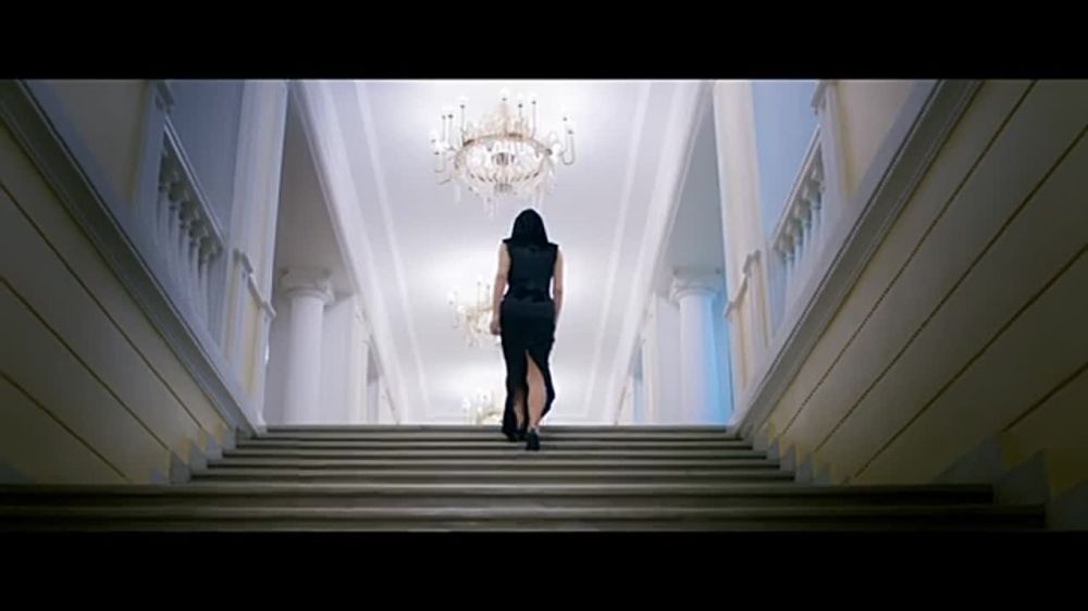 Певица, актриса и телеведущая Елена Север в честь празднования Дня Победы впервые исполнила песню «Верните память» на стихи официального представителя МИД РФ Марии Захаровой