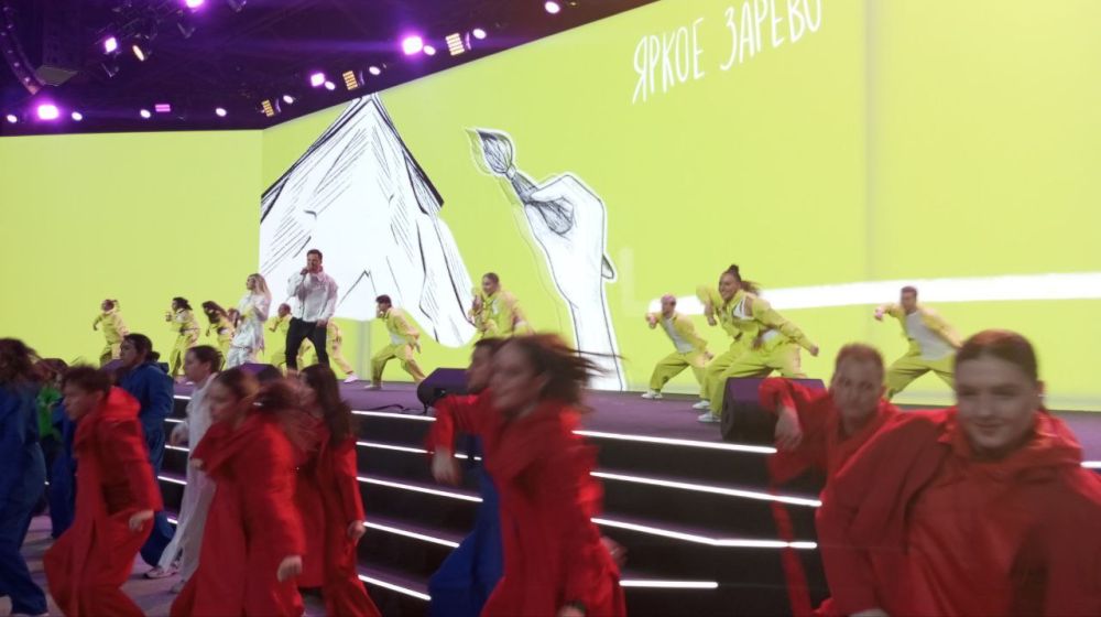 Владимир Боделан: Сегодня, 12 мая 2024 года, на международной выставке-форуме «Россия» в большом конференц-зале павильона №75 состоялась пленарная сессия «Возможности будущего: молодежь и дети. Молодежная политика и воспитание»