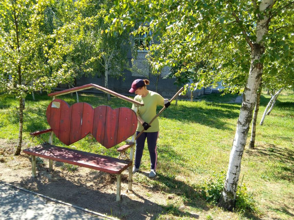 Работники учреждений культуры Скадовского МО занимаются уборкой территорий на постоянной основе