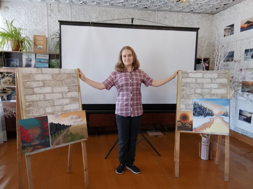 В Доме культуры села Лазурное состоялось занятие кружка по рисованию "Фантазия"