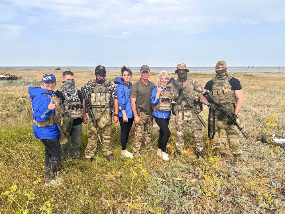 28 мая в поселке Хорлы, в день Пограничника, наши участницы "Женского Движения" Единой России в Херсонской области, прошли мастер класс по оказанию срочной медицинской помощи, по рукопашному бою и гражданской обороне