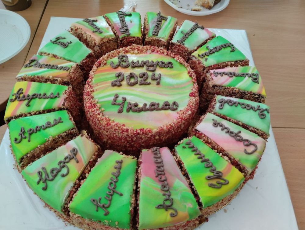 Последний звонок прозвучал в школе села Лазурное