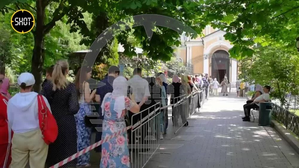Немного о грустном.... В Москве сегодня поклонники трепетно и тихо прощаются с актрисой Анастасией Заворотнюк
