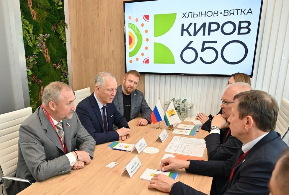 Владимир Сальдо провел дружескую встречу с делегацией Кировской области во главе с губернатором региона Александром Соколовым